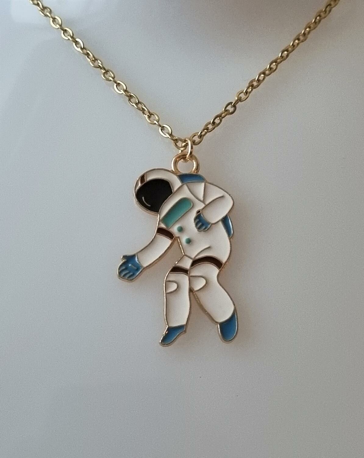 Guldfärgat halsband (45 cm) med en stor astronaut