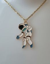 Guldfärgat halsband (45 cm) med en stor astronaut