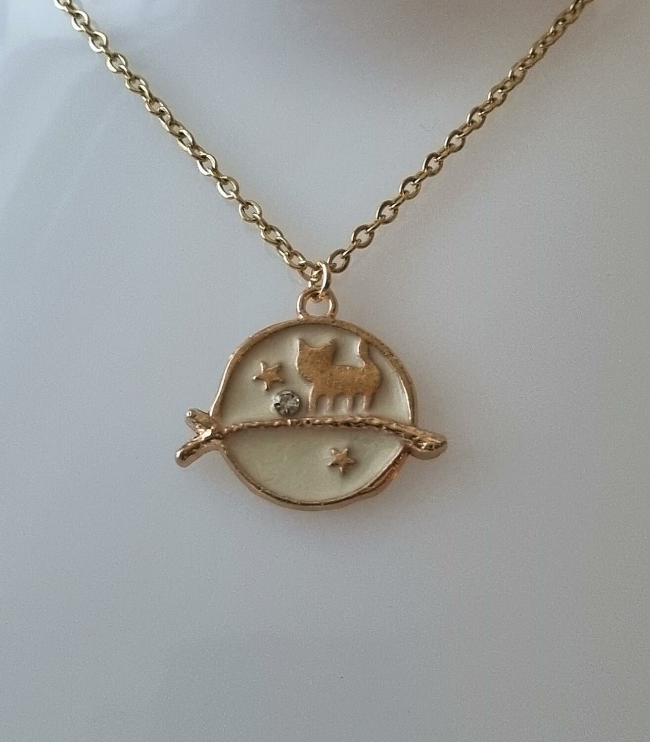 Guldfärgat halsband (45 cm) med en söt vit berlock