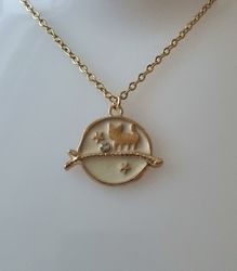 Guldfärgat halsband (45 cm) med en söt vit berlock