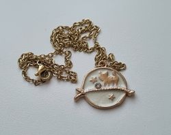 Guldfärgat halsband (45 cm) med en söt vit berlock