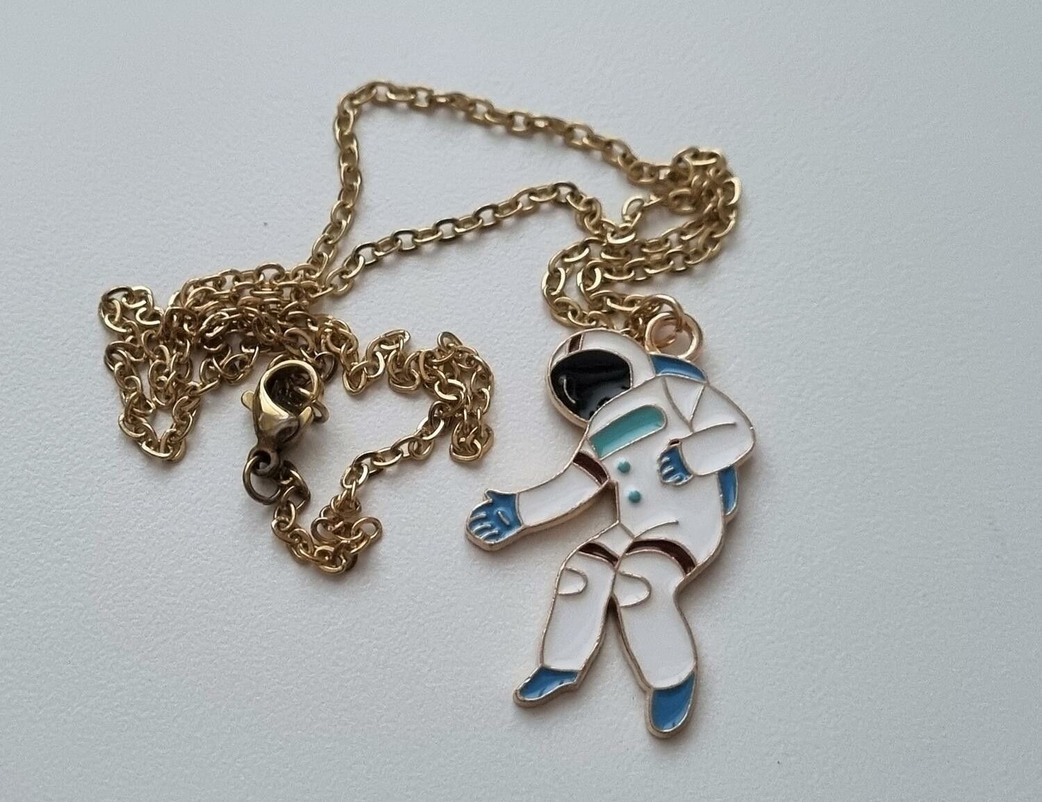 Guldfärgat halsband (45 cm) med en stor astronaut