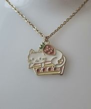 Guldfärgat halsband (45 cm) med en katt, kattberlock