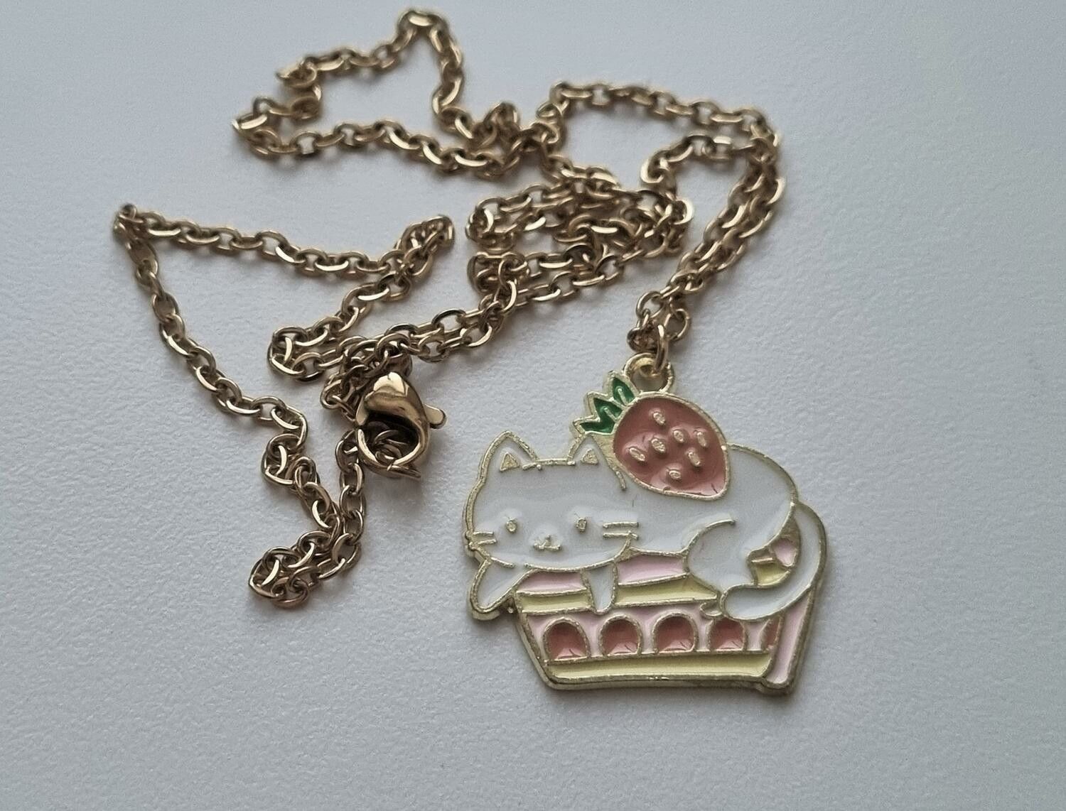 Guldfärgat halsband (45 cm) med en katt, kattberlock