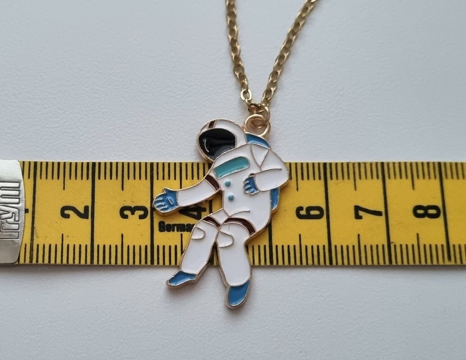 Guldfärgat halsband (45 cm) med en stor astronaut