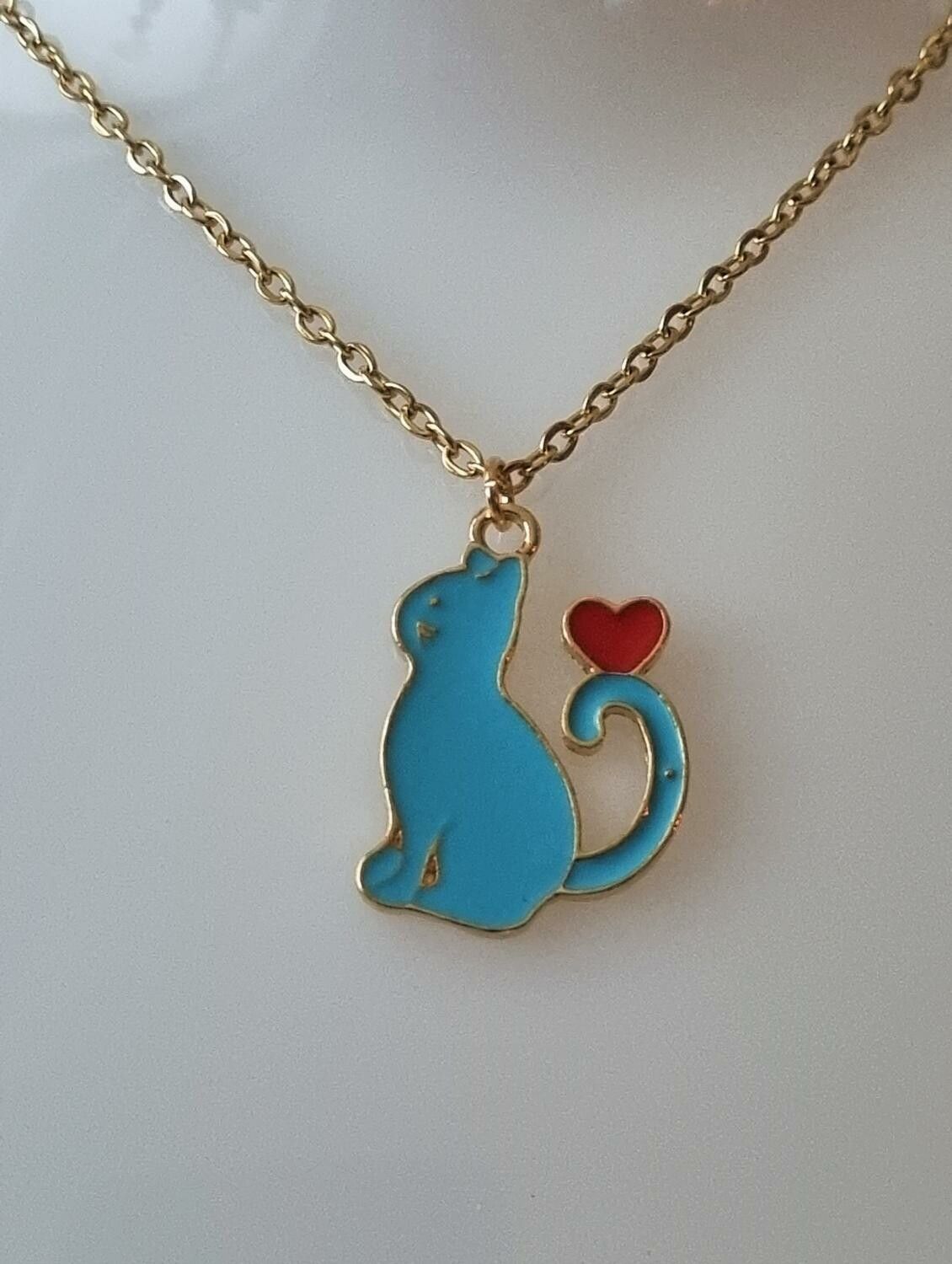 Guldfärgat halsband (45 cm) med en blå katt