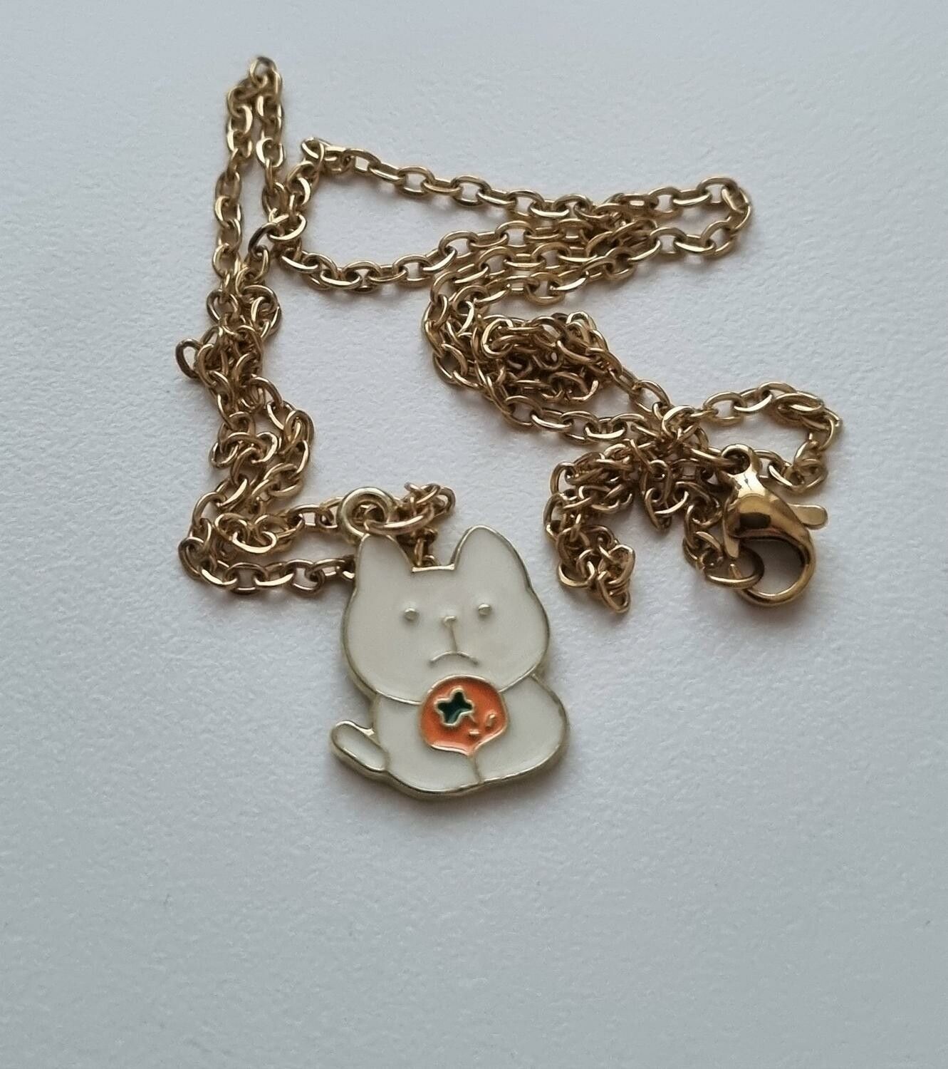 Guldfärgat halsband (45 cm) med en liten katt