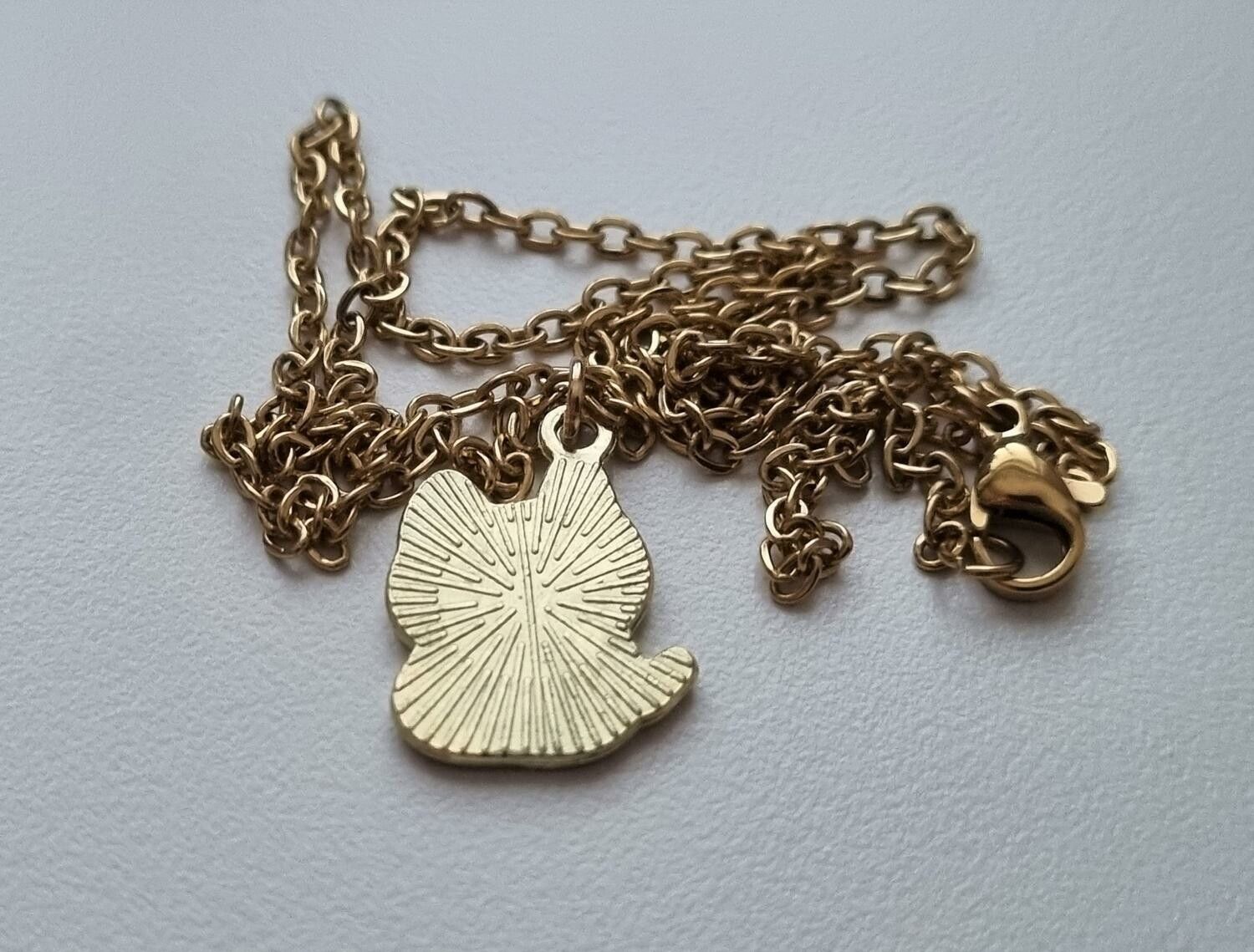 Guldfärgat halsband (45 cm) med en liten katt