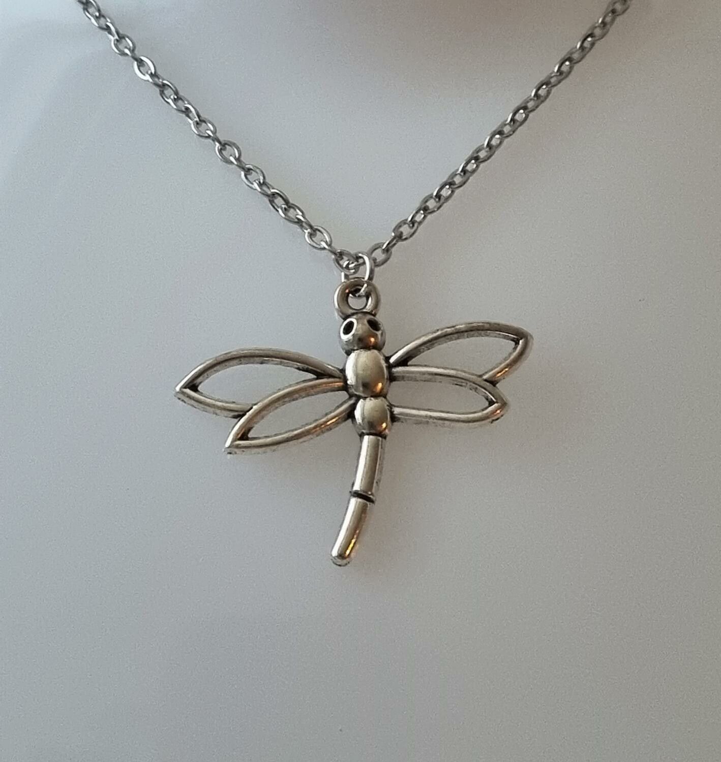 Silverfärgat halsband (45 cm) med en trollslända