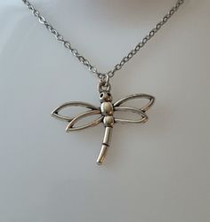 Silverfärgat halsband (45 cm) med en trollslända