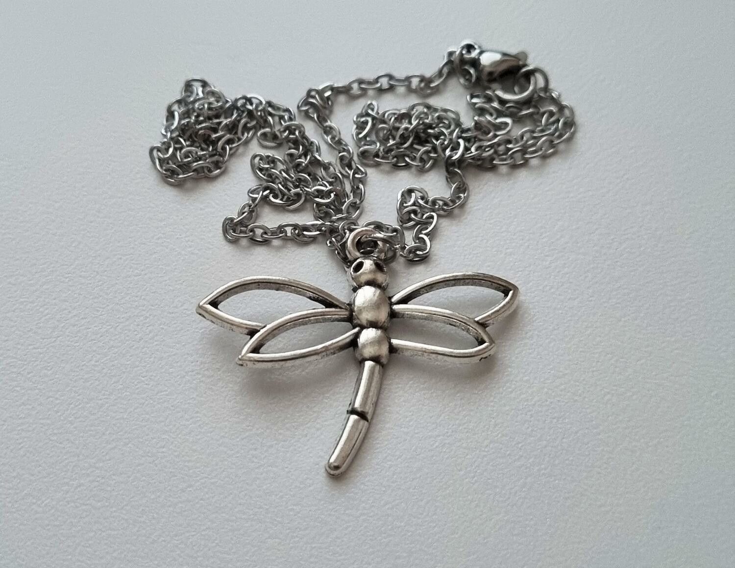Silverfärgat halsband (45 cm) med en trollslända