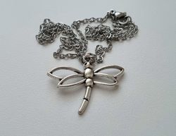 Silverfärgat halsband (45 cm) med en trollslända