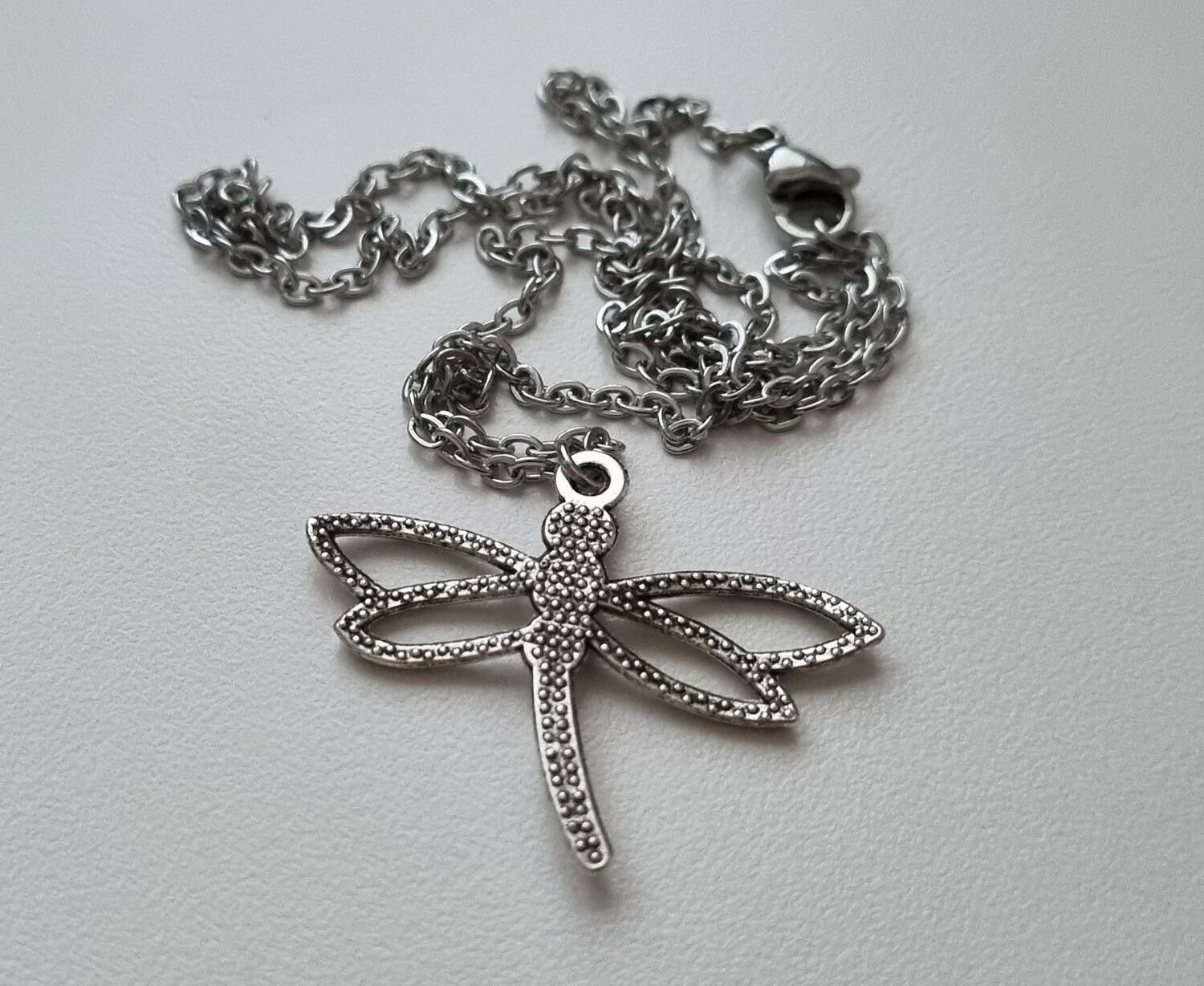 Silverfärgat halsband (45 cm) med en trollslända