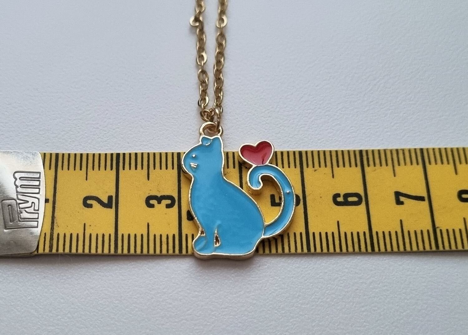 Guldfärgat halsband (45 cm) med en blå katt