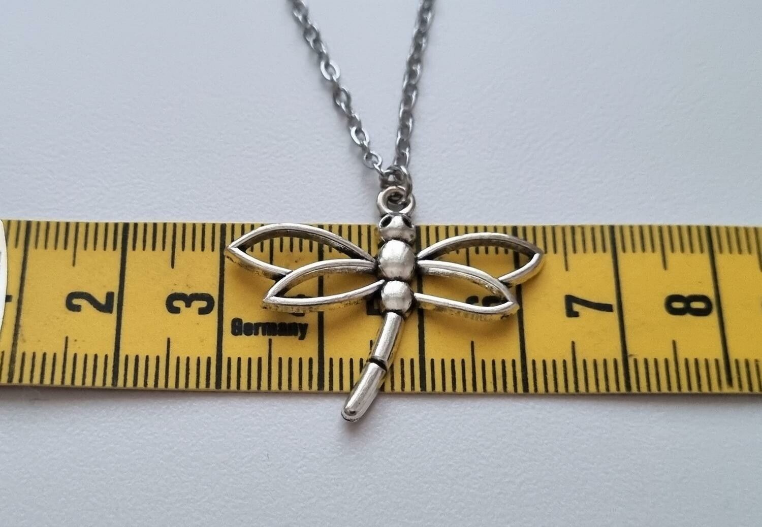 Silverfärgat halsband (45 cm) med en trollslända
