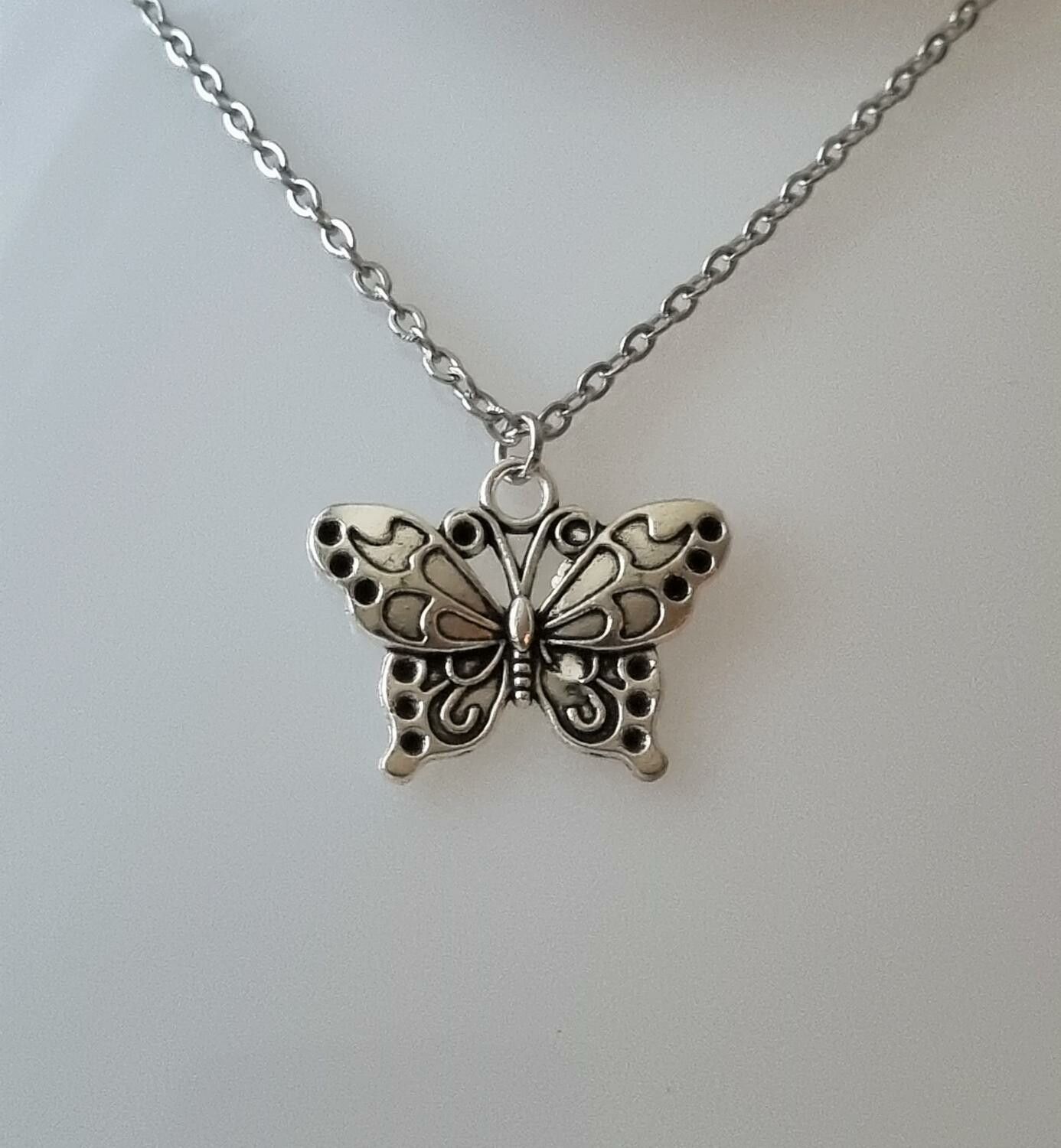 Silverfärgat halsband (45 cm) med en fjäril