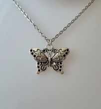 Silverfärgat halsband (45 cm) med en fjäril