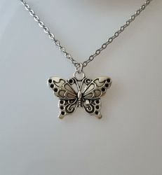 Silverfärgat halsband (45 cm) med en fjäril
