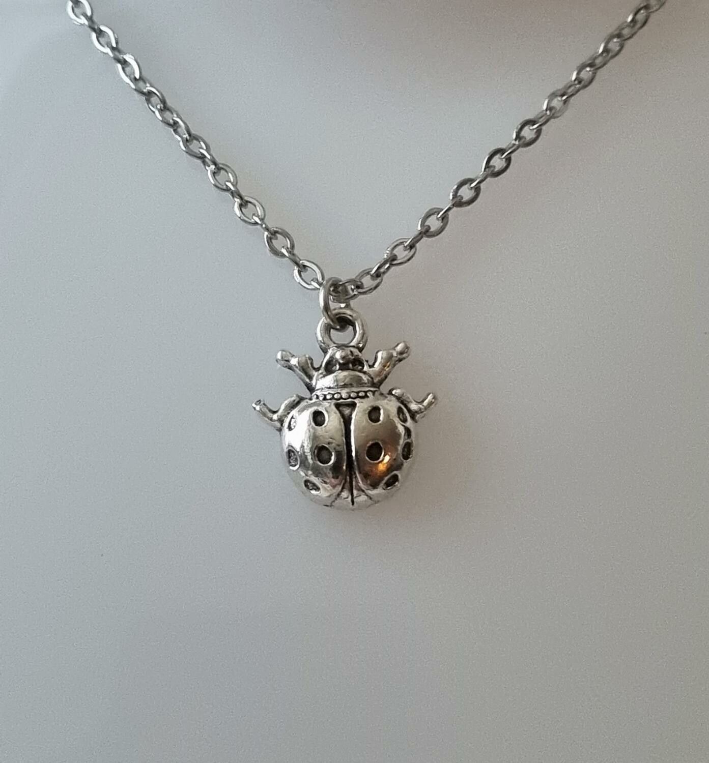 Silverfärgat halsband (45 cm) med en liten nyckelpiga