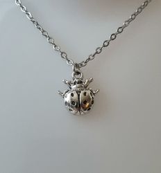 Silverfärgat halsband (45 cm) med en liten nyckelpiga
