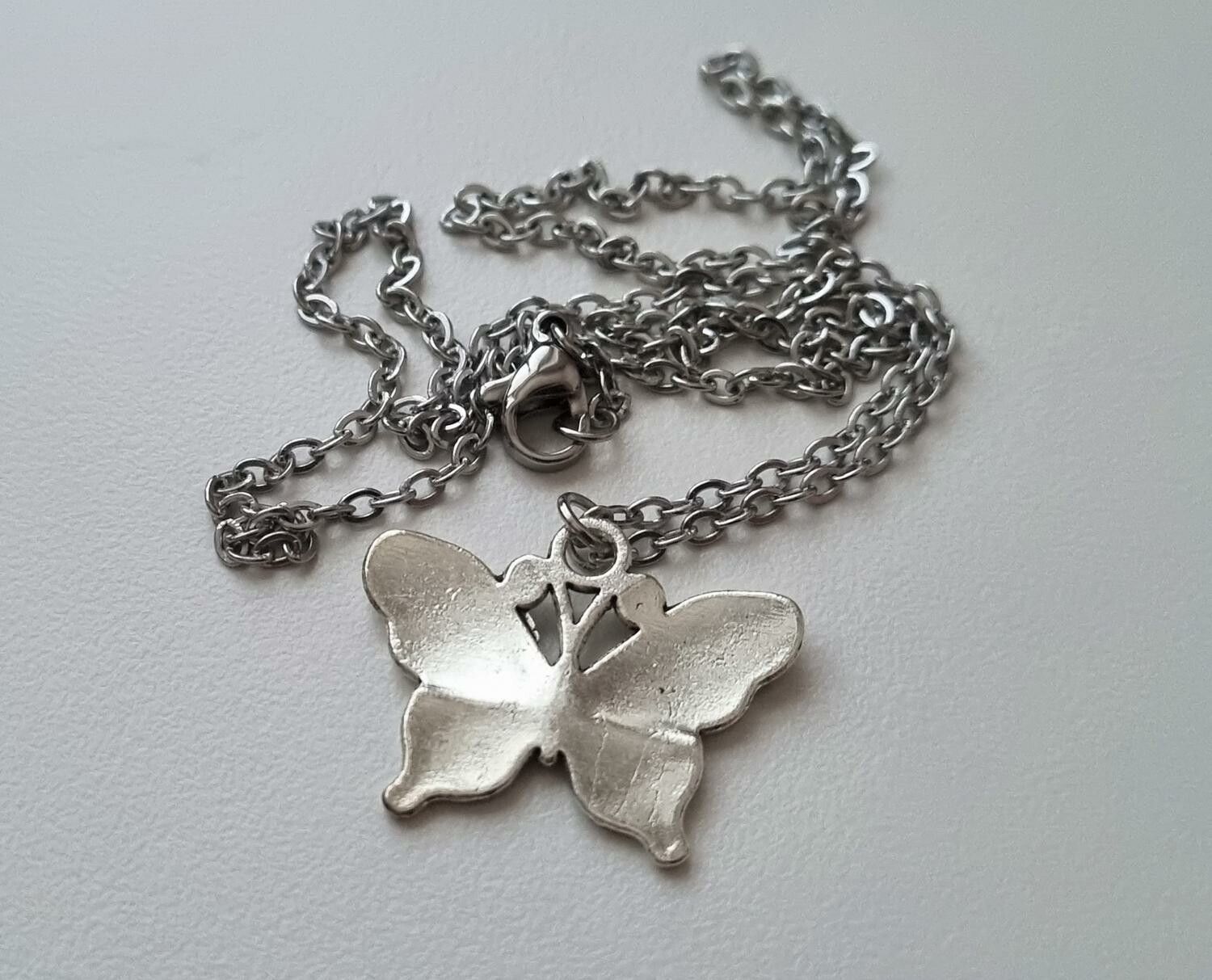 Silverfärgat halsband (45 cm) med en fjäril