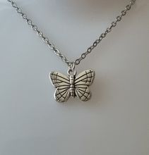 Silverfärgat halsband (45 cm) med en söt fjäril