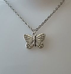 Silverfärgat halsband (45 cm) med en söt fjäril