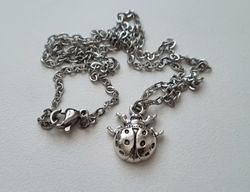 Silverfärgat halsband (45 cm) med en liten nyckelpiga
