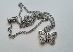 Silverfärgat halsband (45 cm) med en söt fjäril