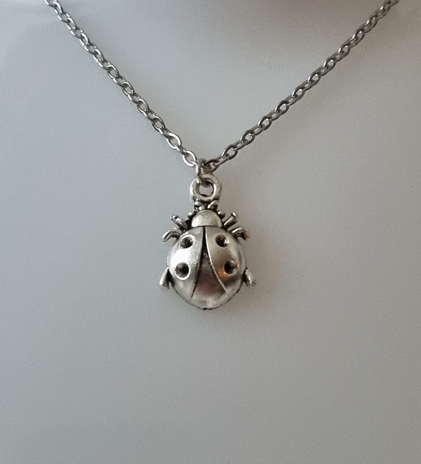 Silverfärgat halsband (45 cm) med en söt insekt