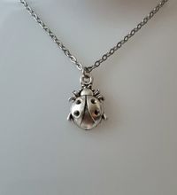 Silverfärgat halsband (45 cm) med en söt insekt