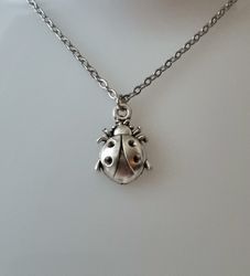 Silverfärgat halsband (45 cm) med en söt insekt