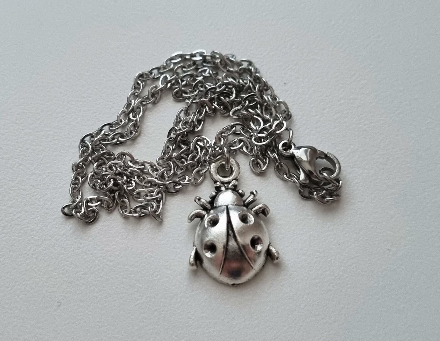 Silverfärgat halsband (45 cm) med en söt insekt