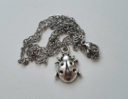 Silverfärgat halsband (45 cm) med en söt insekt