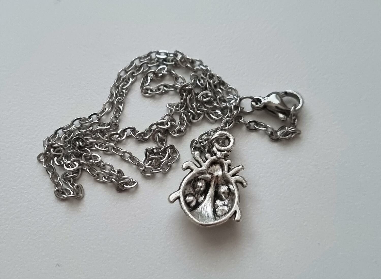 Silverfärgat halsband (45 cm) med en söt insekt