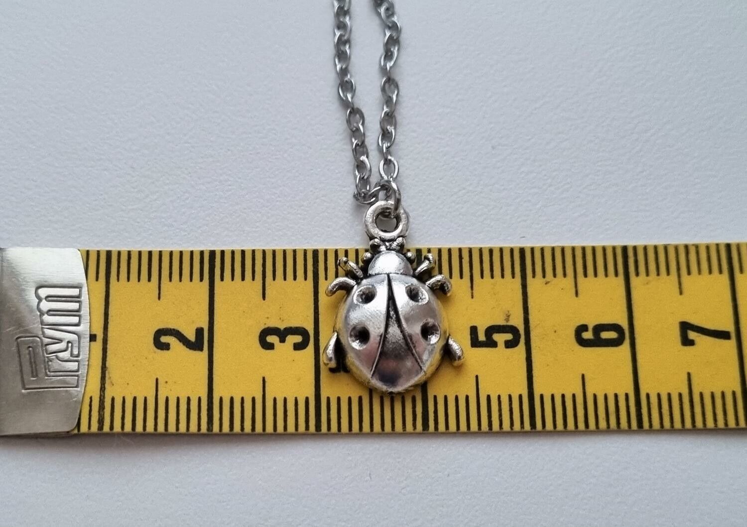 Silverfärgat halsband (45 cm) med en söt insekt