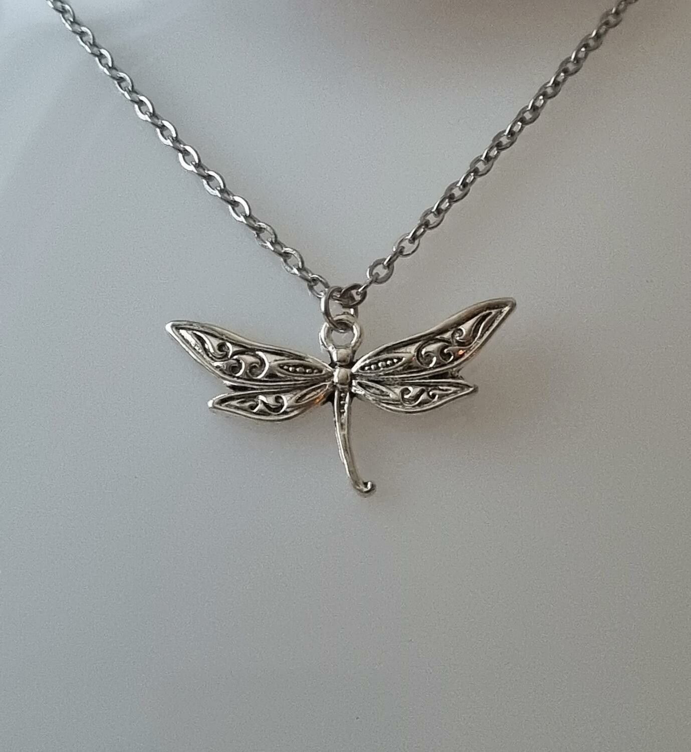 Silverfärgat halsband (45 cm) med en söt trollslända
