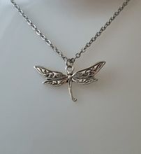 Silverfärgat halsband (45 cm) med en söt trollslända