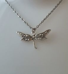 Silverfärgat halsband (45 cm) med en söt trollslända