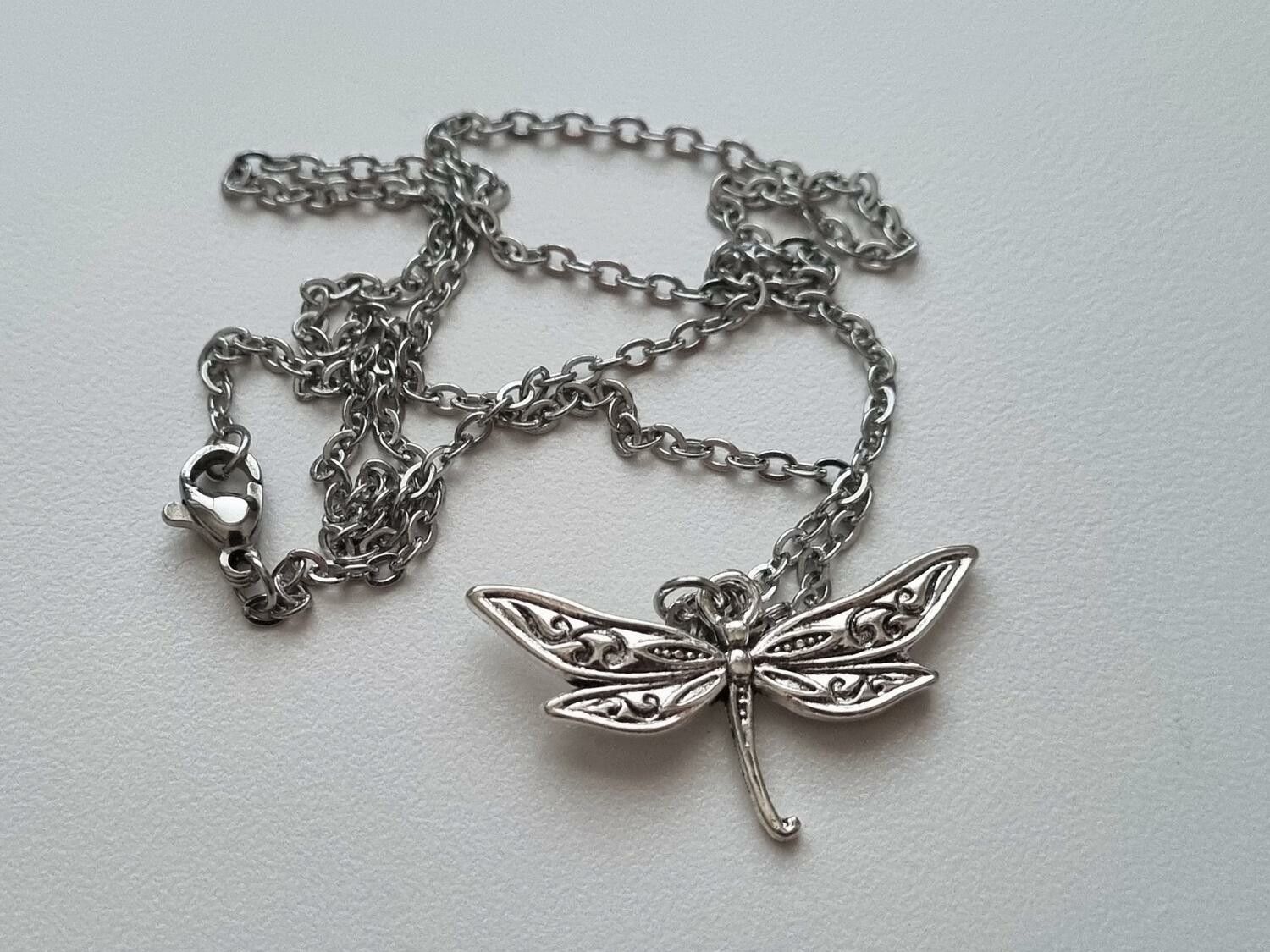 Silverfärgat halsband (45 cm) med en söt trollslända