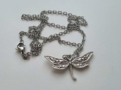 Silverfärgat halsband (45 cm) med en söt trollslända