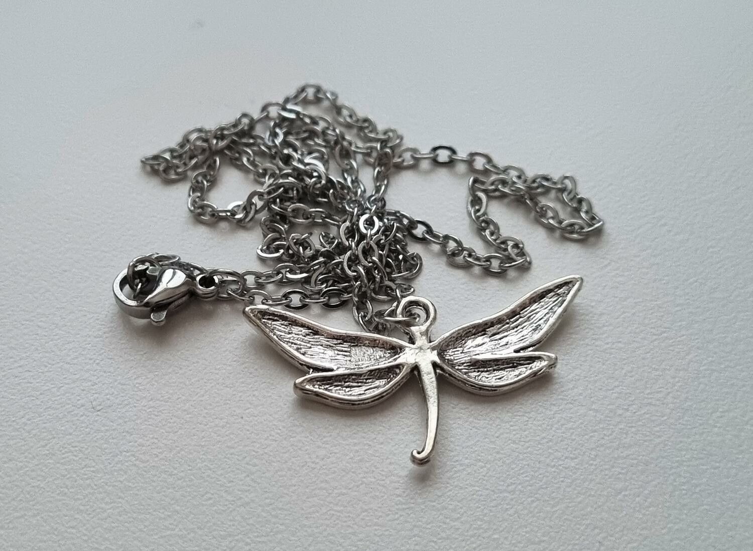 Silverfärgat halsband (45 cm) med en söt trollslända