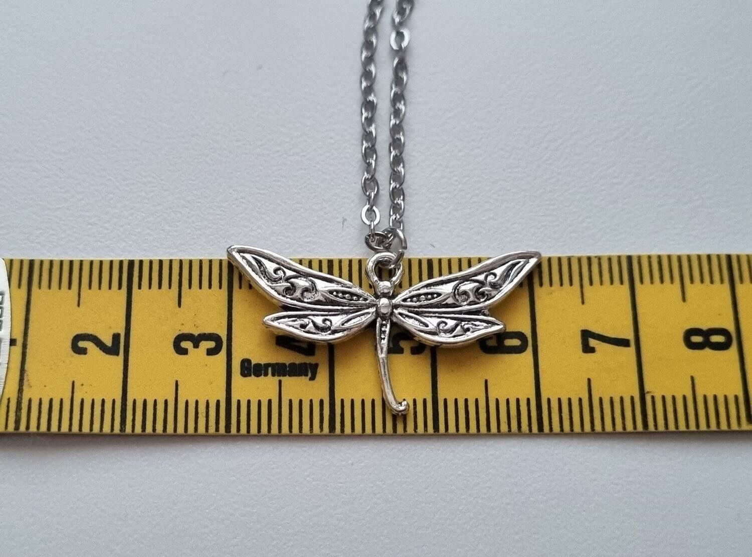 Silverfärgat halsband (45 cm) med en söt trollslända