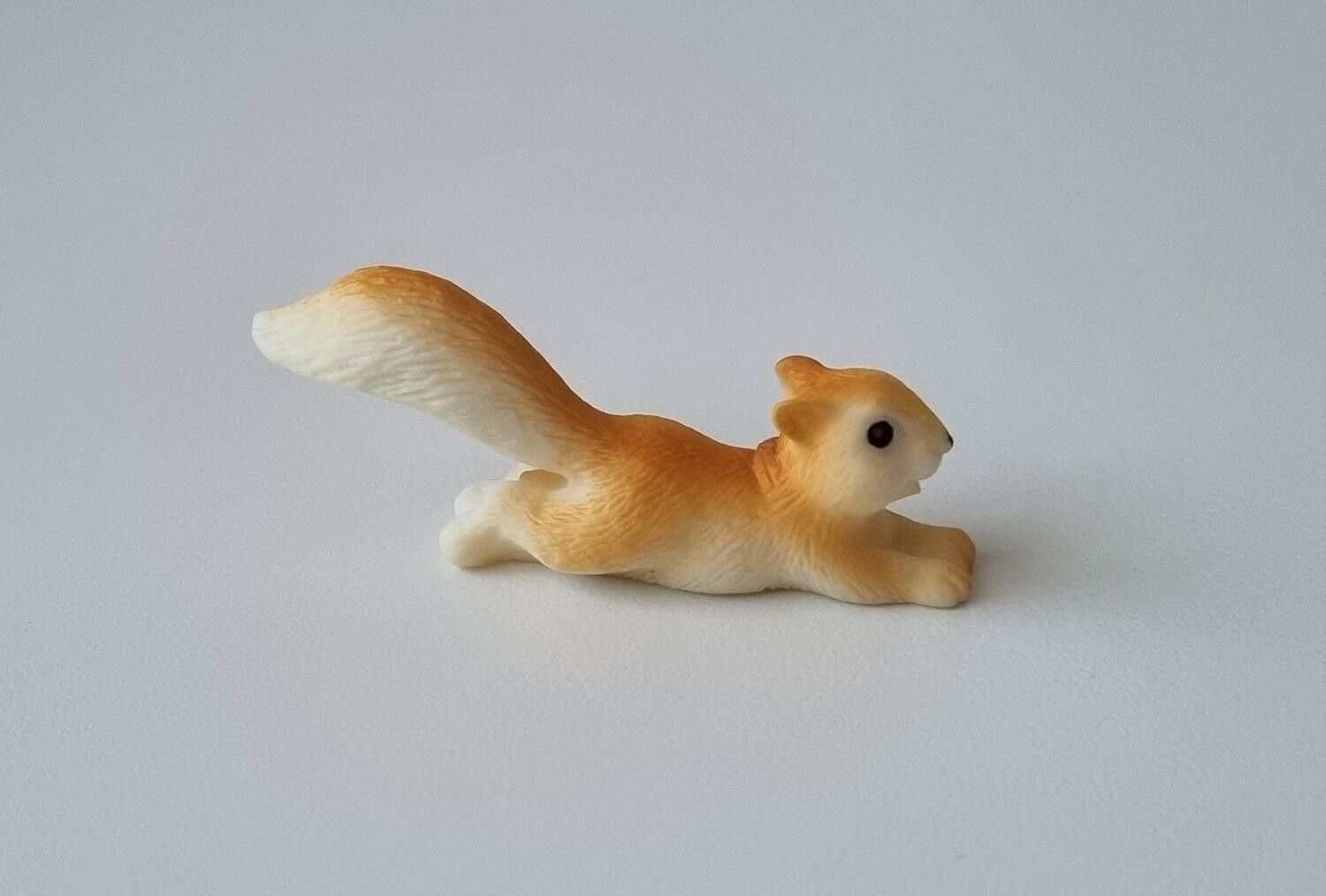 Söt liten handmålad ekorre / miniekorre, miniatyrer (variant 2)