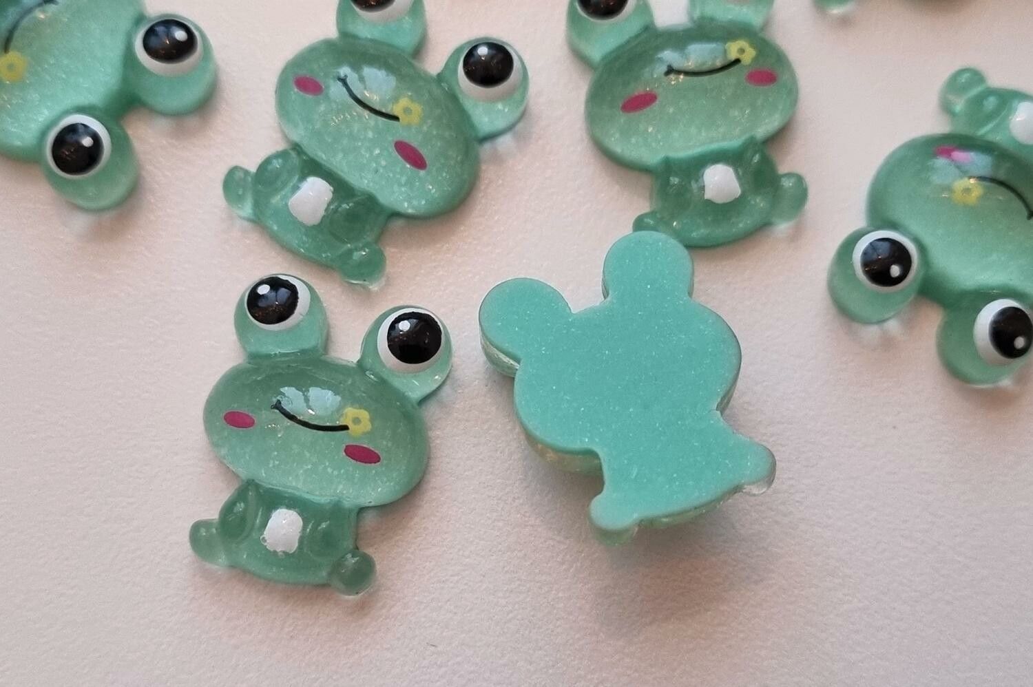 1 st Groda. Miniatyr / flatbacks för dekoration och scrapbooking