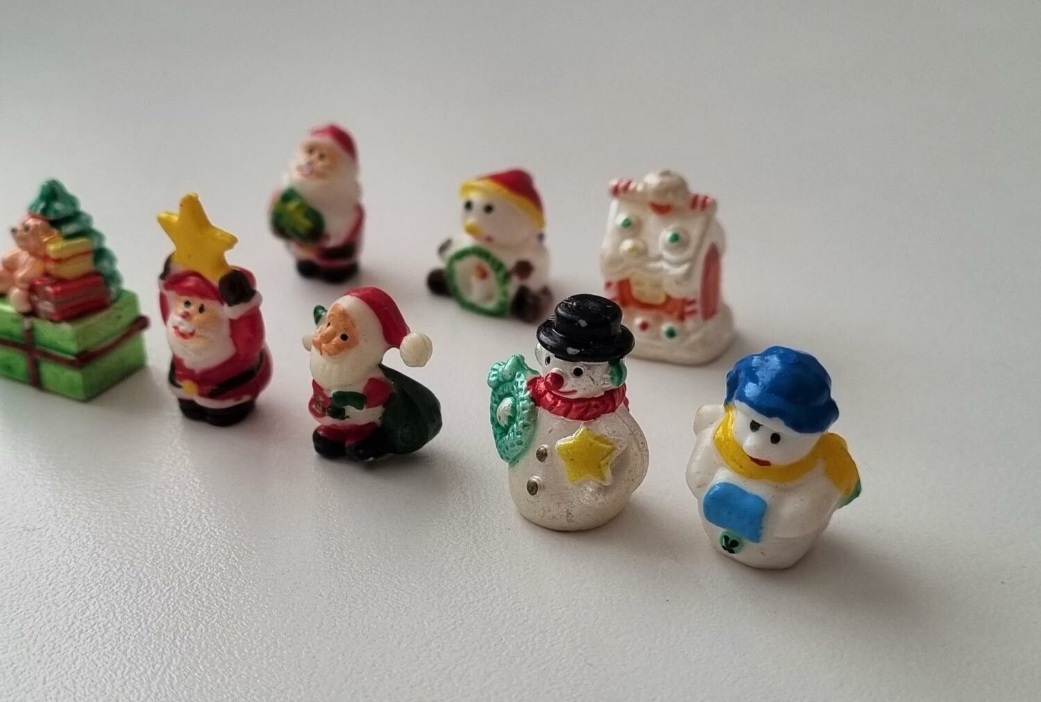 Handmålade miniatyrer / figuriner för jul, dockskåpet, tittskåp mm