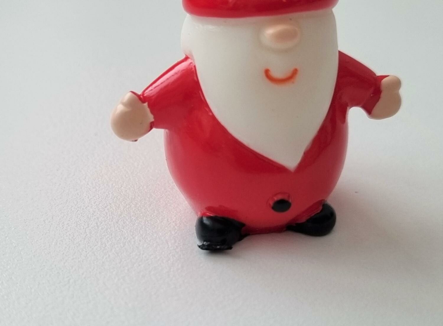 Handmålad tomte. Miniatyrer / figuriner för dockskåpet, tittskåp mm