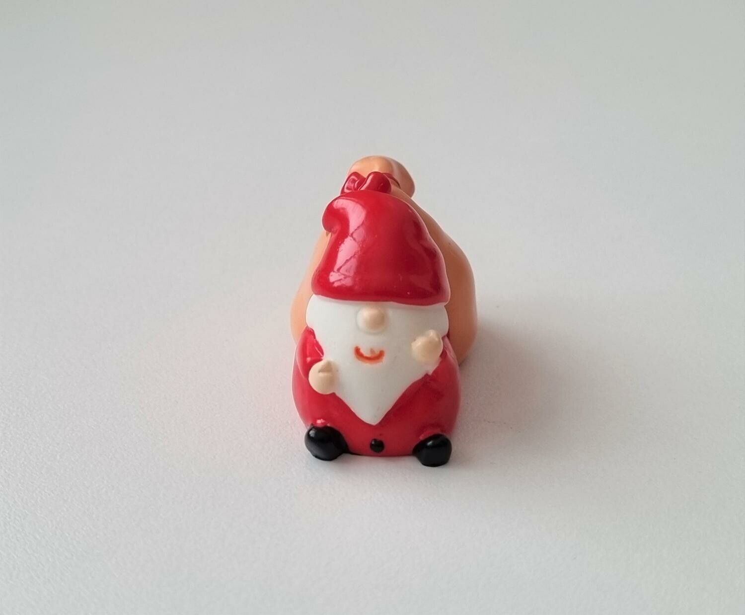 Handmålad tomte. Miniatyrer / figuriner för dockskåpet, tittskåp mm