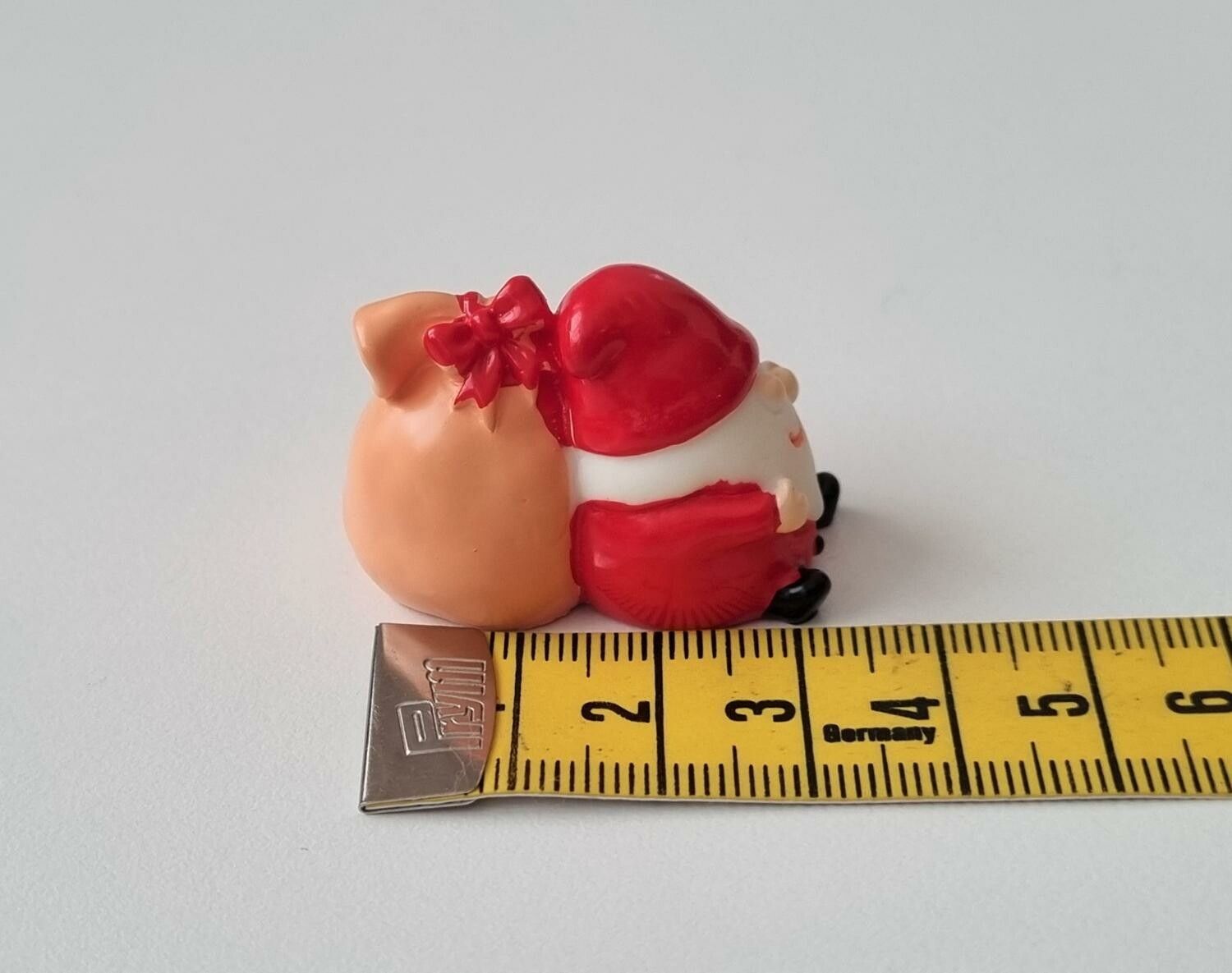 Handmålad tomte. Miniatyrer / figuriner för dockskåpet, tittskåp mm