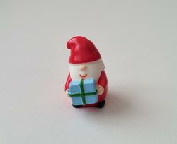 Handmålad tomte. Miniatyrer / figuriner för dockskåpet, tittskåp mm